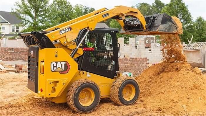 Onsite photograph of wheel skid steer loader supporting the workers on job site.
