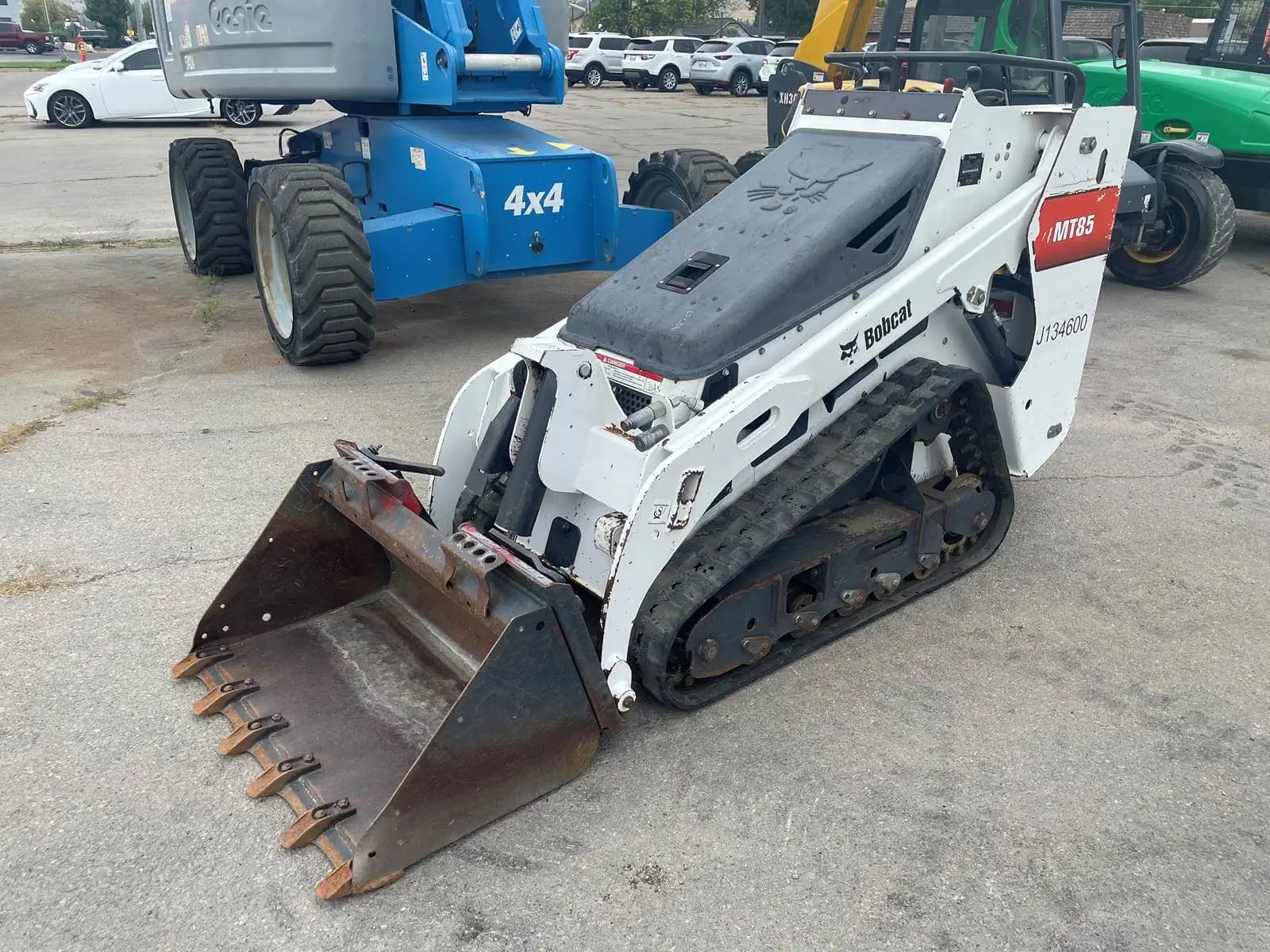 Small and special skid steer loader